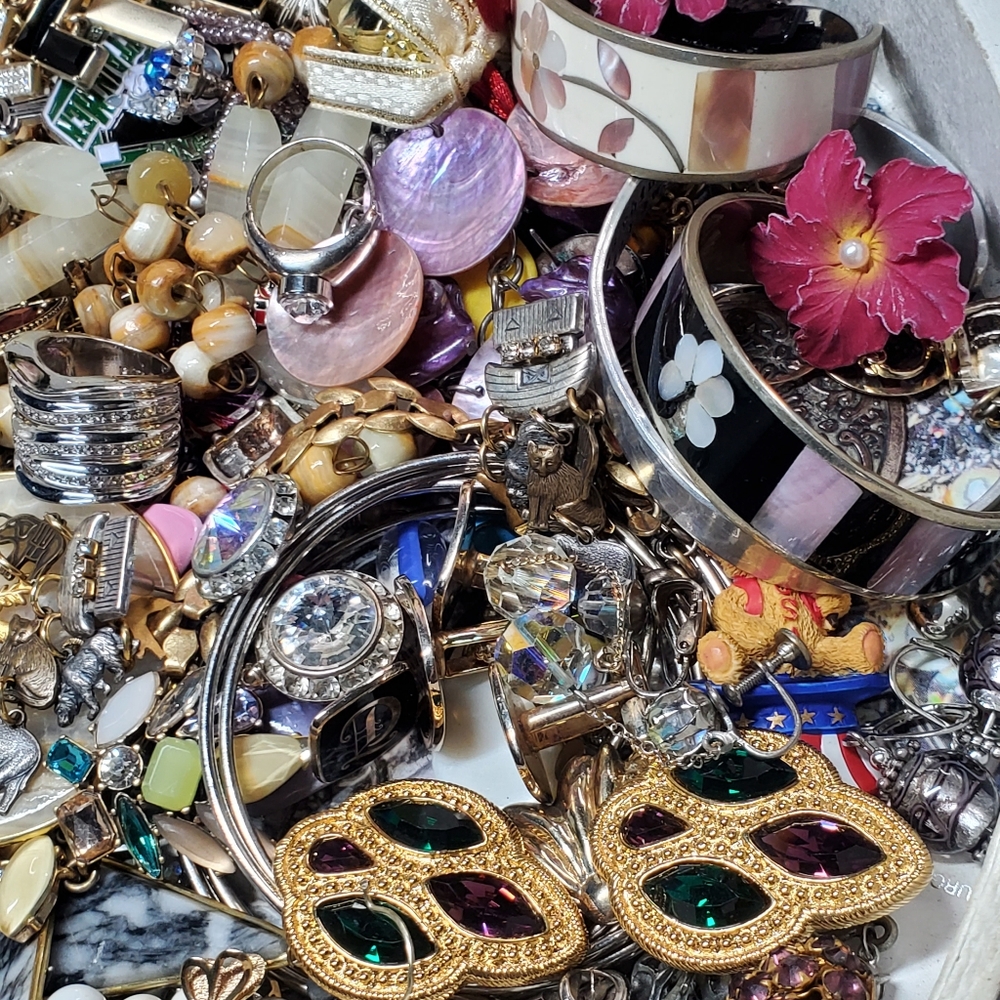 Grab Bag Of Necklaces, Bracelets, Rings, Earrings & Misc.  Brands. - Picture 12 of 16